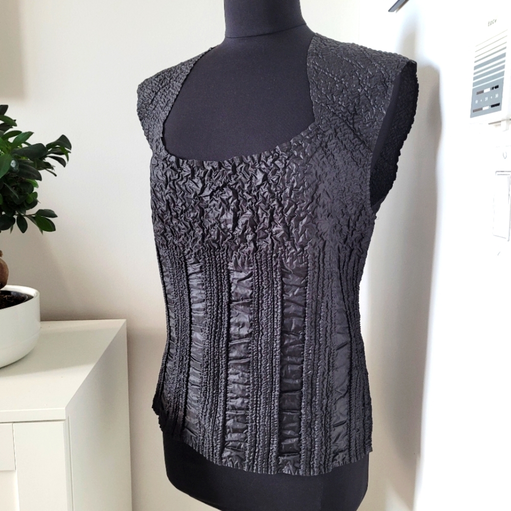 NICOLA Size M Sleeveless Black Crinkle Pleated Top